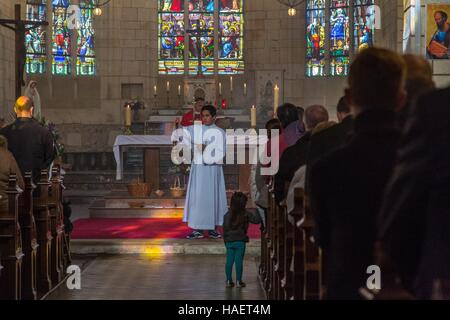 DIE KIRCHE UND GEMEINDE RUGLES (27) EURE, HAUTE-NORMANDIE, FRANKREICH Stockfoto