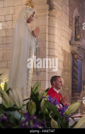 DIE KIRCHE UND GEMEINDE RUGLES (27) EURE, HAUTE-NORMANDIE, FRANKREICH Stockfoto