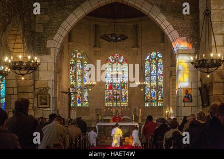 DIE KIRCHE UND GEMEINDE RUGLES (27) EURE, HAUTE-NORMANDIE, FRANKREICH Stockfoto