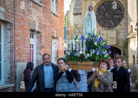 DIE KIRCHE UND GEMEINDE RUGLES (27) EURE, HAUTE-NORMANDIE, FRANKREICH Stockfoto