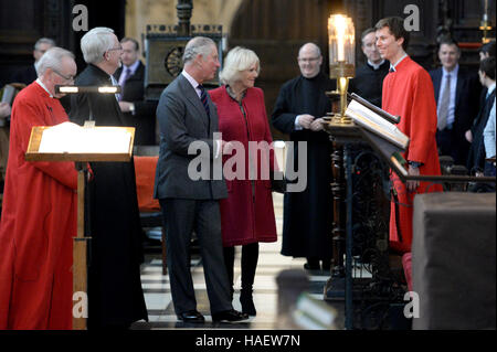 Die Prince Of Wales und die Herzogin von Cornwall Gespräch mit einem Mitglied des Königs College Choir bei ihrem Besuch in der College-Kapelle am Kings College in Cambridge. Stockfoto