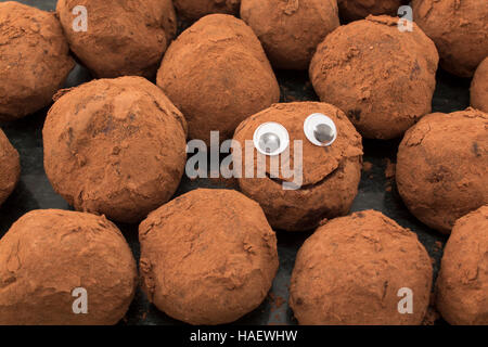 Konzept der Individualität und Neugier, Smiley Schokolade Trüffel. Stockfoto