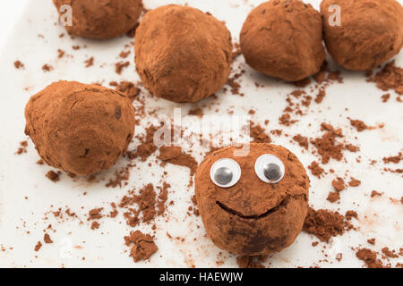 Konzept der Individualität und Neugier, Smiley Schokolade Trüffel. Stockfoto