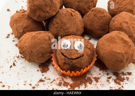 Konzept der Individualität, Smiley Schokolade Trüffel. Stockfoto