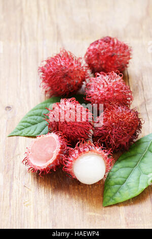 Natürliche Bio Litschi-Frucht (Rambutan) auf einem Holztisch Stockfoto
