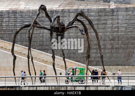 Riesenspinne im Vordergrund, Guggenheim Museum, Bilbao, Baskenland, Baskisches Land, Spanien. Eine der Stationen der Transcantabrico Gran Lujo Luxus tr Stockfoto