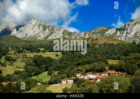 Alten Bauernhof und Häuser Covadonga Seen, Picos de Europa, Parque Nacional de Los Picos de Europa, Asturien, Kantabrien, Spanien, Europa. Eine der Stationen des Stockfoto