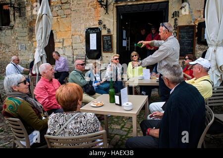 Sidra (Apfelwein) Verkostung in einer Bar in Santillana Del Mar, mittelalterlichen Dorf in Kantabrien, Spanien. Eine der Stationen der Transcantabrico Gran Lujo Luxus t Stockfoto