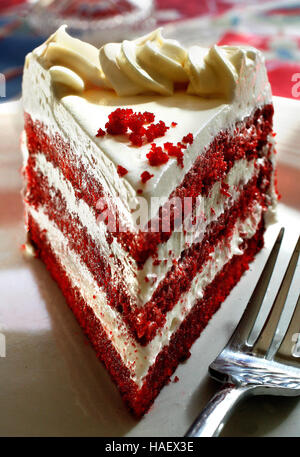 Red Velvet Kuchen serviert mit einer Gabel einstechen. Stockfoto