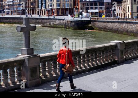 Blick auf das Meer und Strand von Gijon Xixon, Golf von Biskaya Golfo de Vizcaya, Asturien, Spanien. Eine der Stationen der Transcantabrico Gran Lujo Ei Stockfoto