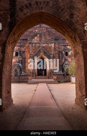 Blick auf den Eingang der Dhammayangyi Tempel in Bagan, Myanmar. Stockfoto