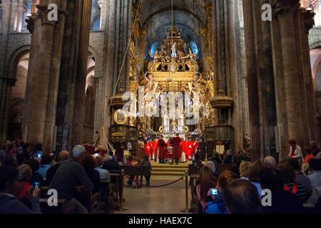 Botafumeiro Zeremonie in der Kathedrale von Santiago de Compostela, A Coruña, Spanien. Die letzte Station der Transcantabrico Gran Lujo Luxus zu trainieren. Stockfoto