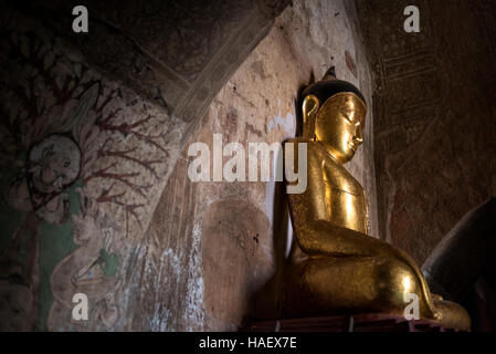 Goldene Buddha-Statue im Sulamani Tempel in Bagan, Myanmar. Stockfoto