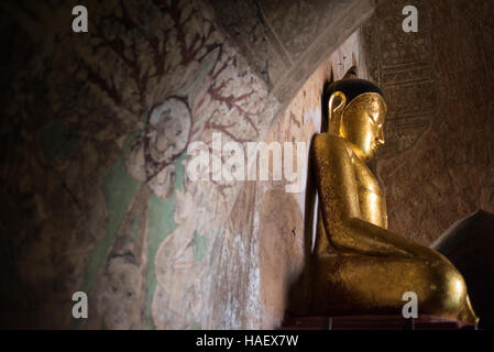 Goldene Buddha-Statue im Sulamani Tempel in Bagan, Myanmar. Stockfoto