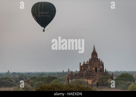 Ein Heißluftballon fliegen über den Myauk Guni Tempel, Bagan, Myanmar. Stockfoto