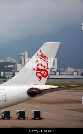 Schweif von Dragonair Flugzeug Hong Kong international airport Stockfoto