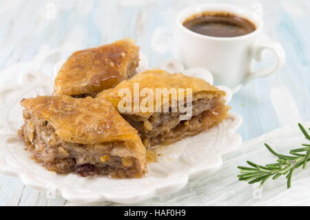 Türkische Baklava Dessert und Kaffee auf einem weißen Teller Stockfoto