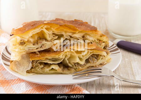 Käsekuchen mit Joghurt auf einer Glasplatte Stockfoto