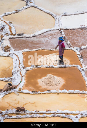 SALINAS DE MARAS, PERU - 12. Oktober 2015: Arbeitnehmer, die Gewinnung von Salz in Salinas de Maras, in der Nähe von vom Menschen verursachten Salzminen Cusco, Peru Stockfoto