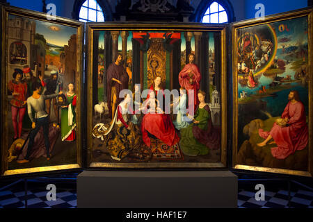 Altarbild Triptychon des Heiligen Johannes der Evangelist und Johannes der Täufer, von Hans Memling, 1474-79, Str. Johns Krankenhaus. Brügge, Belgien Stockfoto