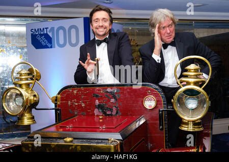 Die Moderatoren der Fernsehserie The Grand Tour, Richard Hammond und James May posieren in einem frühen Automobil von 1900 Simms, nachdem sie eine Rede beim 100. Jährlichen Abendessen der Society of Motor Manufacturers and Traders im Grosvenor House in London gehalten haben. Stockfoto