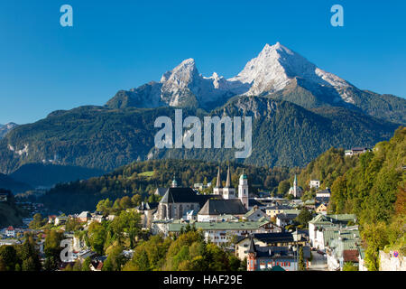 Mt Watzmann Webstühle über der Stadt Berchtesgaden, Bayern, Deutschland Stockfoto