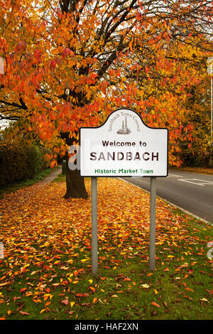 Ein Straßenschild mit dem Aufdruck „Willkommen in Sandbach Cheshire“ mit einem überhängenden Baum in den Herbstfarben Stockfoto