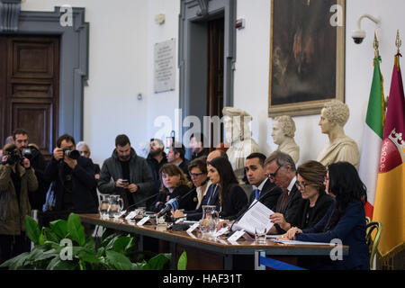 Rom, Italien. 29. November 2016. Der Bürgermeister von Rom Virginia Raggi, anlässlich der Vorstellung des "ersten statistischen Bericht über das Stadtgebiet von Rom" im Capitol. © Andrea Ronchini/Pacific Press/Alamy Live-Nachrichten Stockfoto