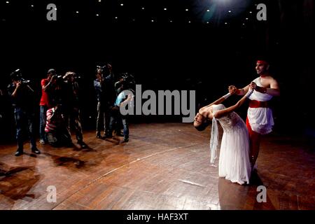 Bollywood-Choreograph Sandip Soparrkar und Modell stellt Alesia Raut vor ihren Tanz Drama Tata Theater NCPA, Mumbai Stockfoto