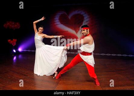 Bollywood-Choreograph Sandip Soparrkar und Modell stellt Alesia Raut vor ihrer Tanz-Drama, Tata Theater NCPA Mumbai, Stockfoto