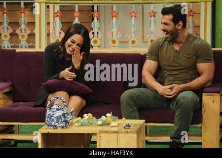 Bollywood-Schauspieler Sonakshi Sinha und John Abraham während der Promotion des Films Force 2 auf den Sets Kapil Sharma zeigen Mumbai Stockfoto