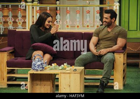 Bollywood-Schauspieler Sonakshi Sinha und John Abraham während der Promotion des Films Force 2 auf den Sets Kapil Sharma zeigen Mumbai Stockfoto