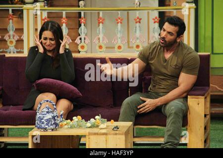 Bollywood-Schauspieler Sonakshi Sinha und John Abraham während der Promotion des Films Force 2 auf den Sets Kapil Sharma zeigen Mumbai Stockfoto