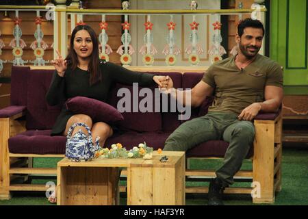 Bollywood-Schauspieler Sonakshi Sinha und John Abraham während der Promotion des Films Force 2 auf den Sets Kapil Sharma zeigen Mumbai Stockfoto