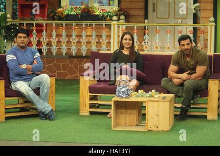 Komiker Kapil Sharma, Bollywood Schauspieler Sonakshi Sinha John Abraham Förderung des Films Force 2 Sätze von Kapil Sharma zeigen Mumbai Stockfoto