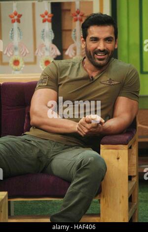 Bollywood-Schauspieler Sonakshi Sinha und John Abraham während der Promotion des Films Force 2 auf den Sets von Kapil Sharma zeigen Mumbai Stockfoto