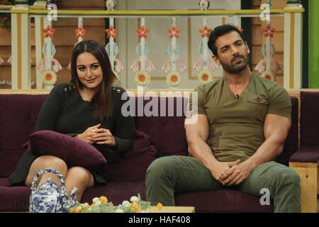 Bollywood-Schauspieler Sonakshi Sinha während der Promotion des Films Force 2 auf den Sets von Kapil Sharma zeigen Mumbai Stockfoto