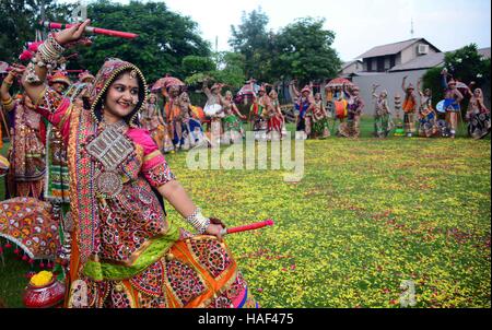 Mädchen in traditioneller Kleidung tanzen Dandiya Raas Garba traditioneller Volkstanz für Navratri festival Ahmedabad in Gujarat Indien Stockfoto