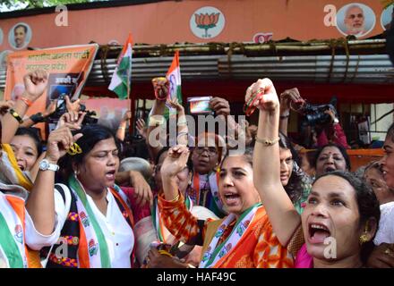 Mahila Kongress Aktivisten protestieren gegen die BJP-Regierung gegen den Angriff der indischen Armee Tod 18 Soldaten Kaschmir Mumbai Stockfoto