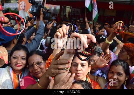 Mahila Kongress Aktivisten protestieren gegen die BJP-Regierung gegen den Angriff der indischen Armee Tod 18 Soldaten Kaschmir Mumbai Stockfoto