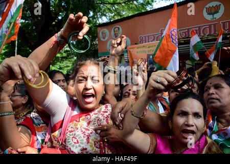 Mahila Kongress Aktivisten protestieren gegen die BJP-Regierung gegen den Angriff der indischen Armee und Tod 18 Soldaten Kaschmir Mumbai Stockfoto