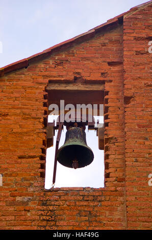 Backsteinturm mit Glocken läuten, um die Zeit zu sagen Stockfoto