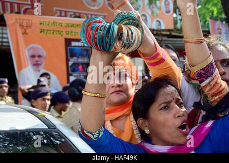 Mahila Kongress Aktivisten protestieren gegen die BJP-Regierung gegen weiche Stand Angriff der indischen Armee und Tod 18 Soldaten Mumbai Stockfoto