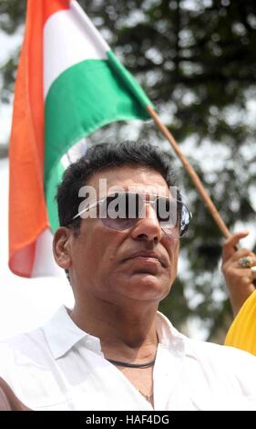 Bollywood-Schauspieler Mukesh Rishi Tribut zollen getöteten indische Soldaten am Azad Maidan Armee Memorial, in Mumbai Stockfoto