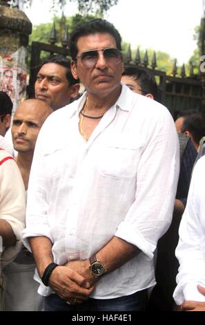 Bollywood-Schauspieler Mukesh Rishi Tribut zollen getöteten indische Soldaten am Azad Maidan Armee Memorial, in Mumbai, Indien Stockfoto