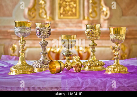 Goldener Heiliger Gral zu Kirche Altar sehen, religiöse Einrichtungen Stockfoto