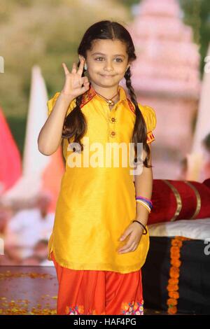 Schauspieler Kashvi Kothari während dem Start des neuen Farben TV show Devanshi in Mumbai, Indien am 27. September 2016. Stockfoto