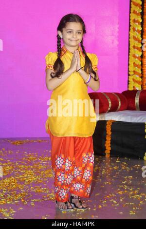 Schauspieler Kashvi Kothari während dem Start des neuen Farben TV show Devanshi in Mumbai, Indien am 27. September 2016. Stockfoto