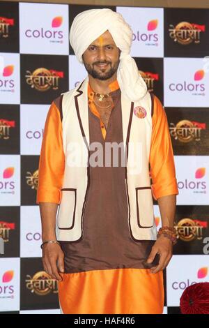 Fernsehschauspieler Aamir Dalvi während dem Start des neuen Farben TV show Devanshi in Mumbai, Indien am 27. September 2016. Stockfoto