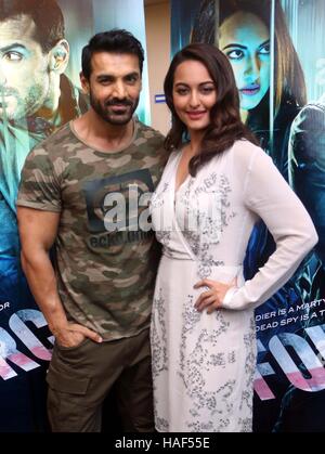 Bollywood-Schauspieler John Abraham und Sonakshi Sinha beim Start Trailer des Films Force 2 in Mumbai Stockfoto